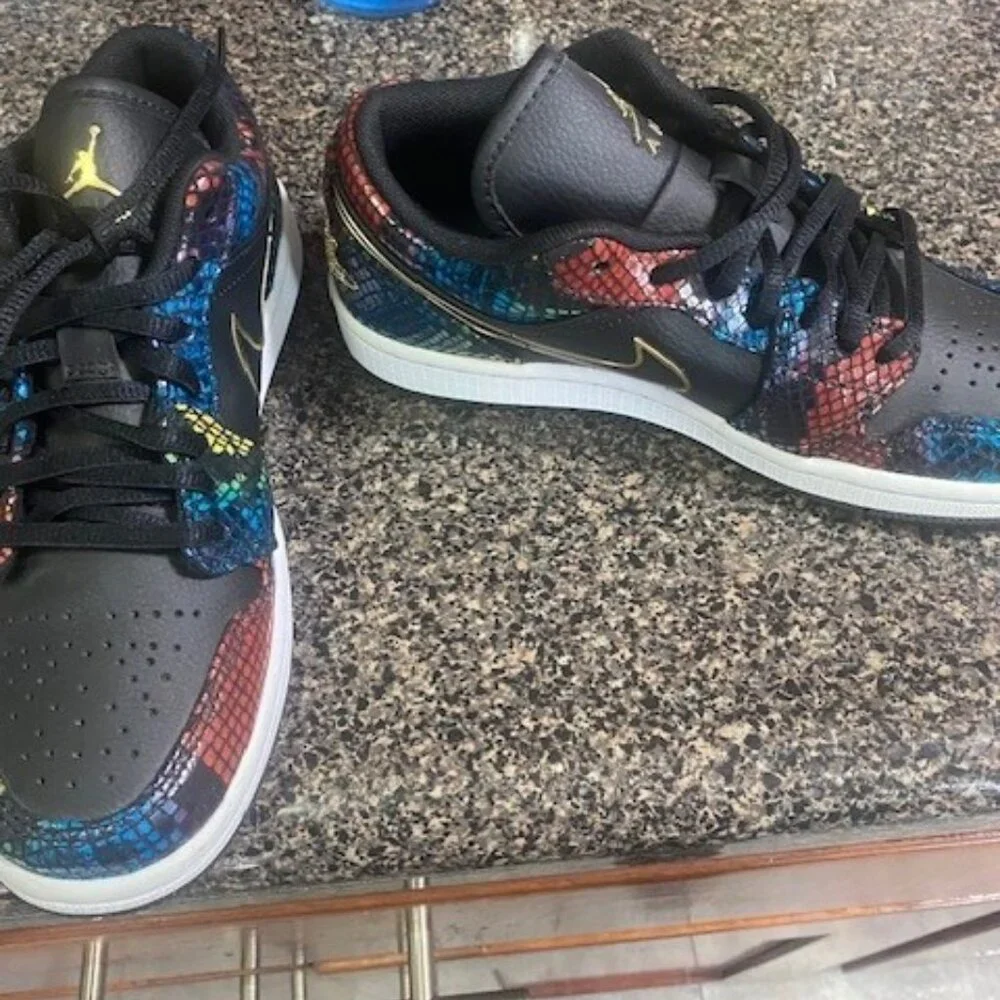 low top jordans - Picture 2 of 5